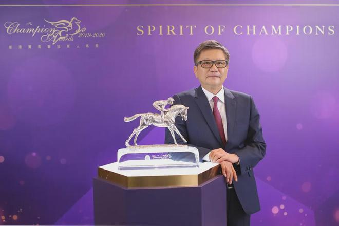 戴眼罩夺魁家族曾养香港马王九游会j9登陆王经纬赛驹(图2)