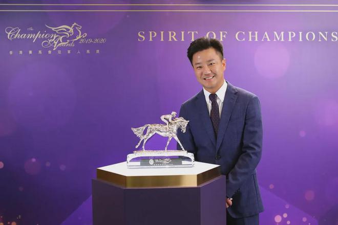 戴眼罩夺魁家族曾养香港马王九游会j9登陆王经纬赛驹(图3)