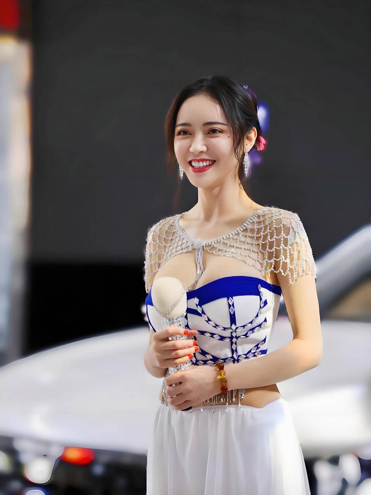 影这魔鬼身材不愧是模特出身！j9国际潘春春最惊艳的3部电(图4)